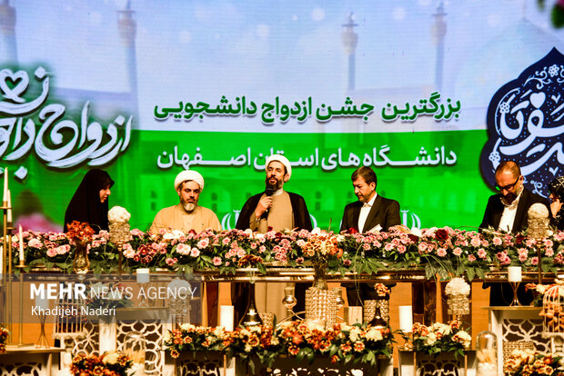 جشن ازدواج ۱۵۰۰ زوج در آستانه میلاد حضرت زینب (س)در اصفهان