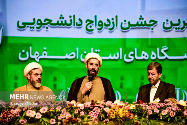 جشن ازدواج ۱۵۰۰ زوج در آستانه میلاد حضرت زینب (س)در اصفهان