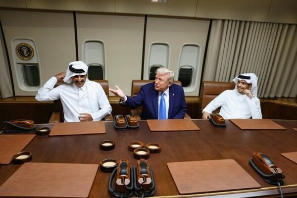 أمير قطر يلتقي دونالد ترامب في قاعدة العديد الجوية