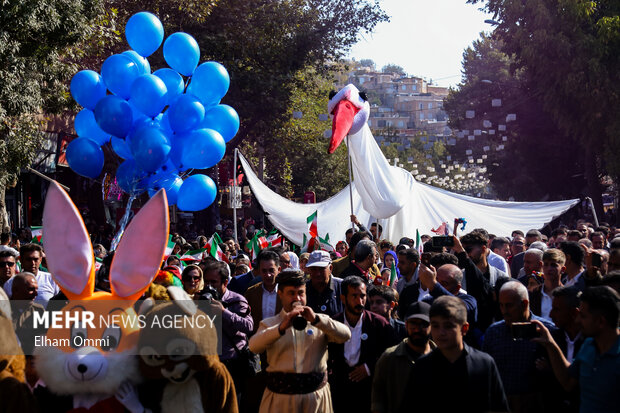 کارناوال افتتاحیه جشنواره بین‌المللی تئاتر خیابانی مریوان
