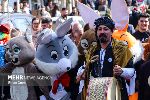 کارناوال افتتاحیه جشنواره بین‌المللی تئاتر خیابانی مریوان