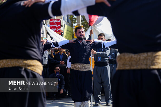 کارناوال افتتاحیه جشنواره بین‌المللی تئاتر خیابانی مریوان