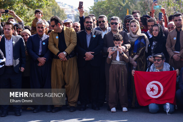 کارناوال افتتاحیه جشنواره بین‌المللی تئاتر خیابانی مریوان