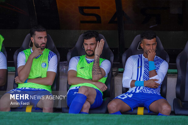 برخی بازیکنان برای خودشان بازی می‌کنند/ سه آبی‌پوش بروند بهتر است!
