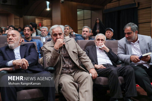 آیین رونمایی از کتاب «من از کودکی...»
