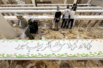 ۶۰۰ متر کیک به مناسبت میلاد حضرت زینب(س) در حرم بانوی کرامت توزیع شد