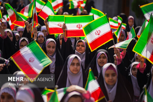 تجدید میثاق دانش‌آموزان شیرازی با شهدای حرم شاهچراغ