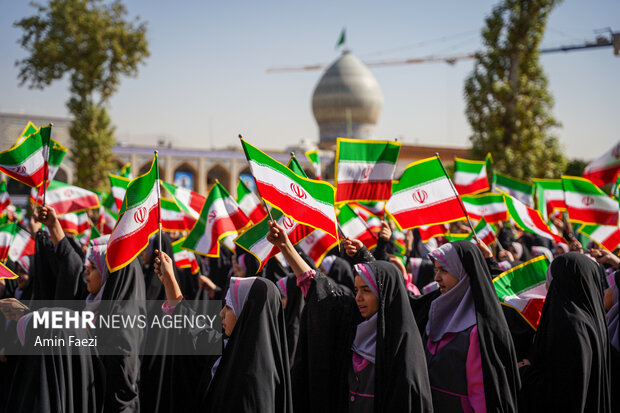 تجدید میثاق دانش‌آموزان شیرازی با شهدای حرم شاهچراغ