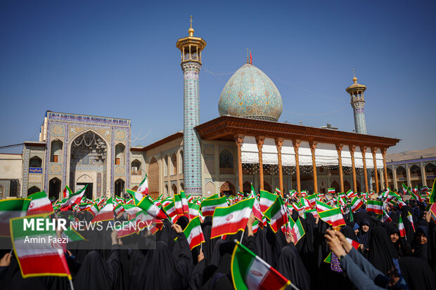 تجدید میثاق دانش‌آموزان شیرازی با شهدای حرم شاهچراغ