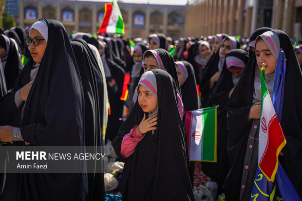 تجدید میثاق دانش‌آموزان شیرازی با شهدای حرم شاهچراغ