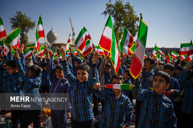 تجدید میثاق دانش‌آموزان شیرازی با شهدای حرم شاهچراغ