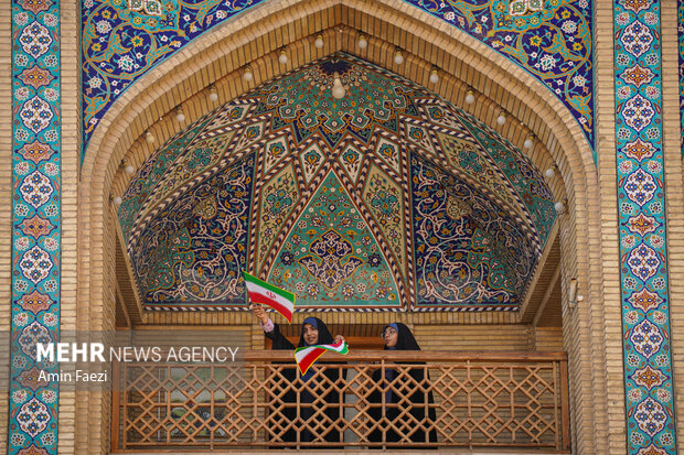 تجدید میثاق دانش‌آموزان شیرازی با شهدای حرم شاهچراغ