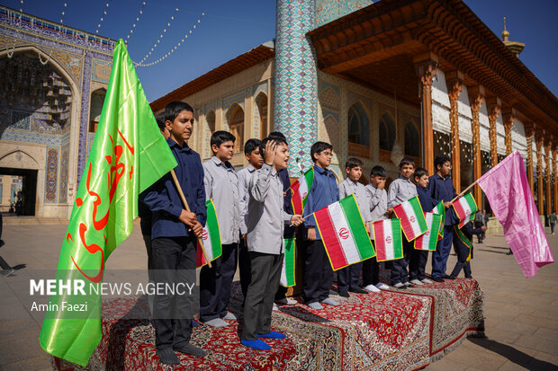 تجدید میثاق دانش‌آموزان شیرازی با شهدای حرم شاهچراغ