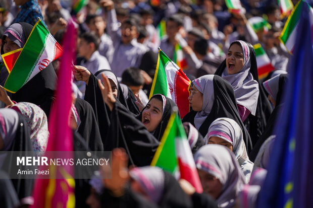 تجدید میثاق دانش‌آموزان شیرازی با شهدای حرم شاهچراغ