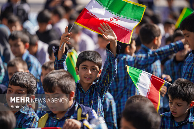 تجدید میثاق دانش‌آموزان شیرازی با شهدای حرم شاهچراغ