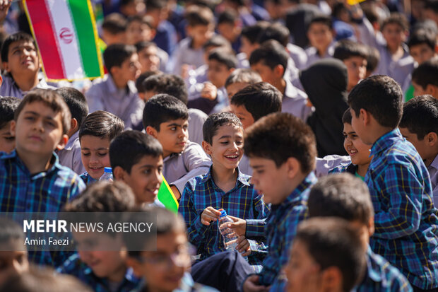 تجدید میثاق دانش‌آموزان شیرازی با شهدای حرم شاهچراغ
