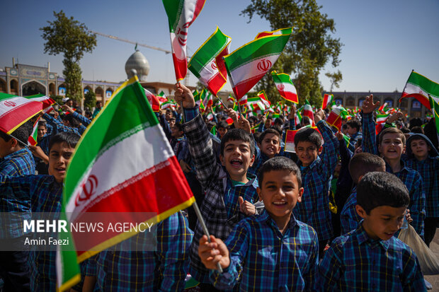 تجدید میثاق دانش‌آموزان شیرازی با شهدای حرم شاهچراغ