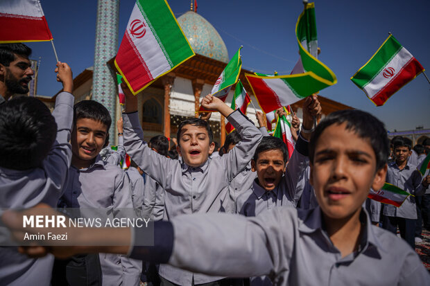 تجدید میثاق دانش‌آموزان شیرازی با شهدای حرم شاهچراغ
