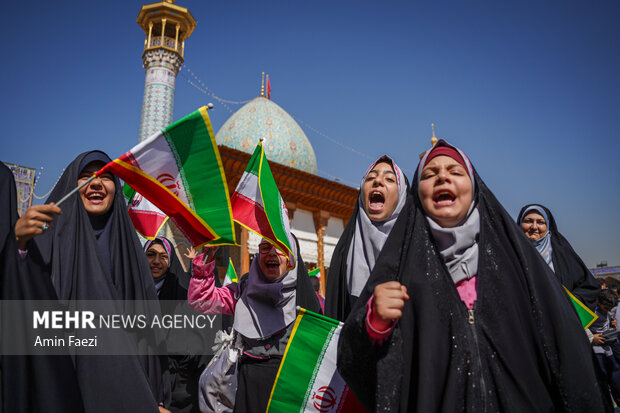تجدید میثاق دانش‌آموزان شیرازی با شهدای حرم شاهچراغ
