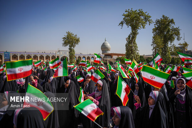 تجدید میثاق دانش‌آموزان شیرازی با شهدای حرم شاهچراغ