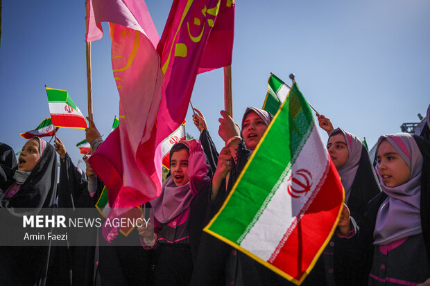 تجدید میثاق دانش‌آموزان شیرازی با شهدای حرم شاهچراغ