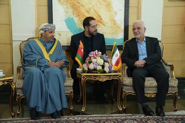 مؤمنی از همتای عمانی خود استقبال کرد
