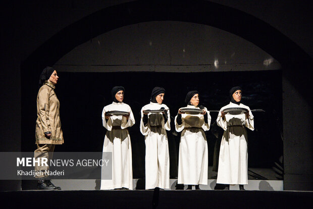 نمایش «یک تن»