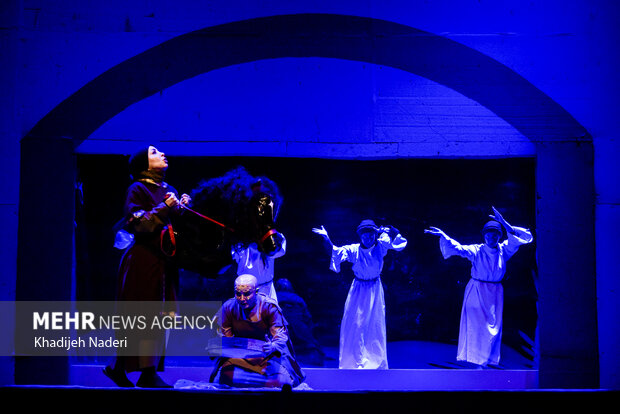 نمایش «یک تن»