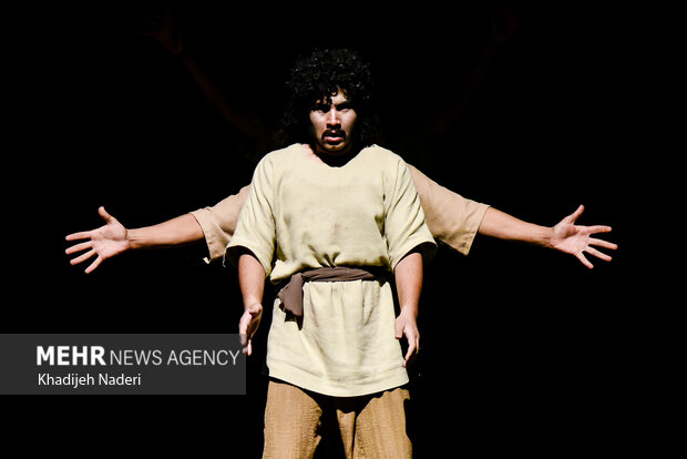 نمایش «یک تن»