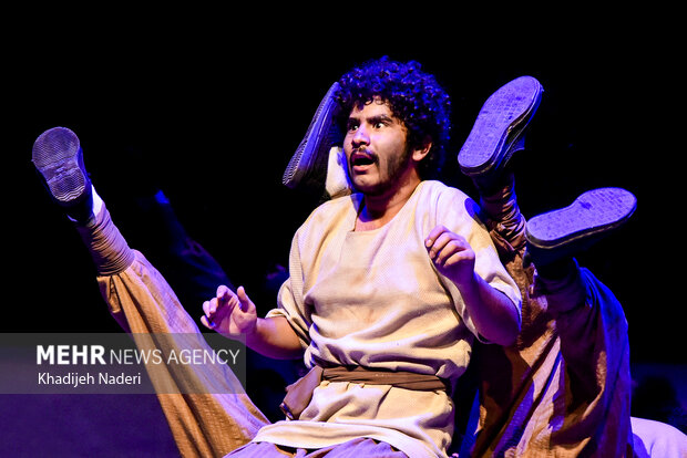 نمایش «یک تن»