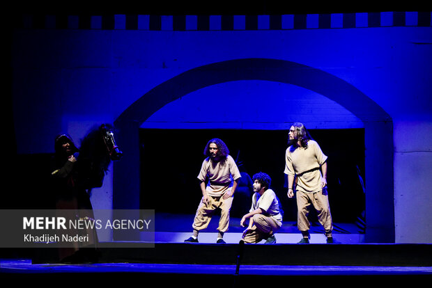 نمایش «یک تن»