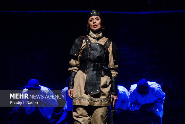 نمایش «یک تن»