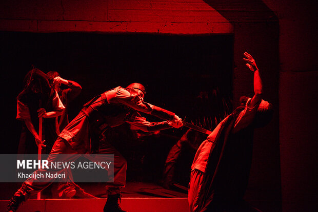 نمایش «یک تن»