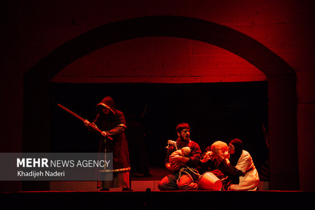 نمایش «یک تن»