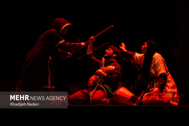 نمایش «یک تن»