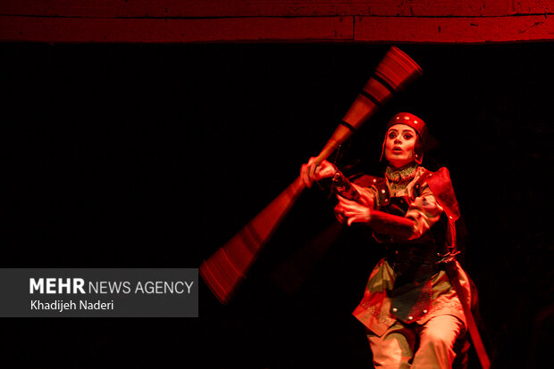 نمایش «یک تن»