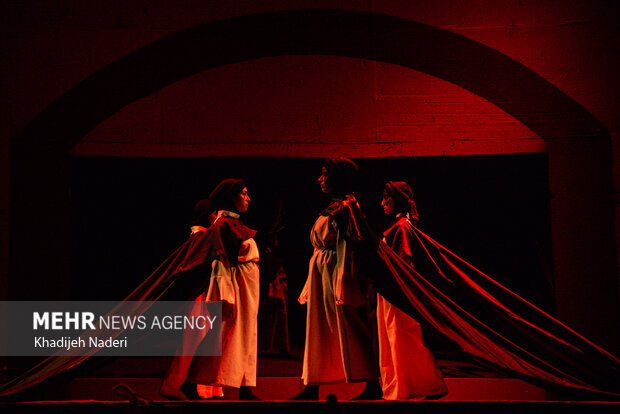 نمایش «یک تن»