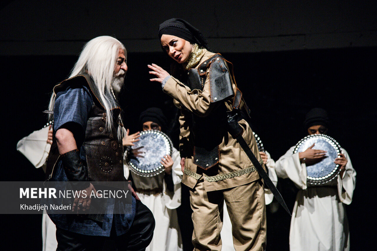 نقدها بر نمایش «یکتن»؛ تئاتری میان فلسفه، زنانگی و هویت ملی