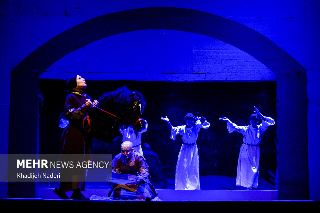 نقدها بر نمایش «یکتن»؛ تئاتری میان فلسفه، زنانگی و هویت ملی