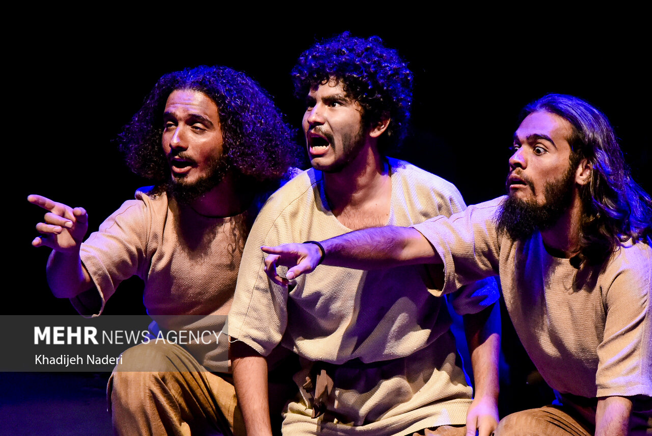 نقدها بر نمایش «یکتن»؛ تئاتری میان فلسفه، زنانگی و هویت ملی