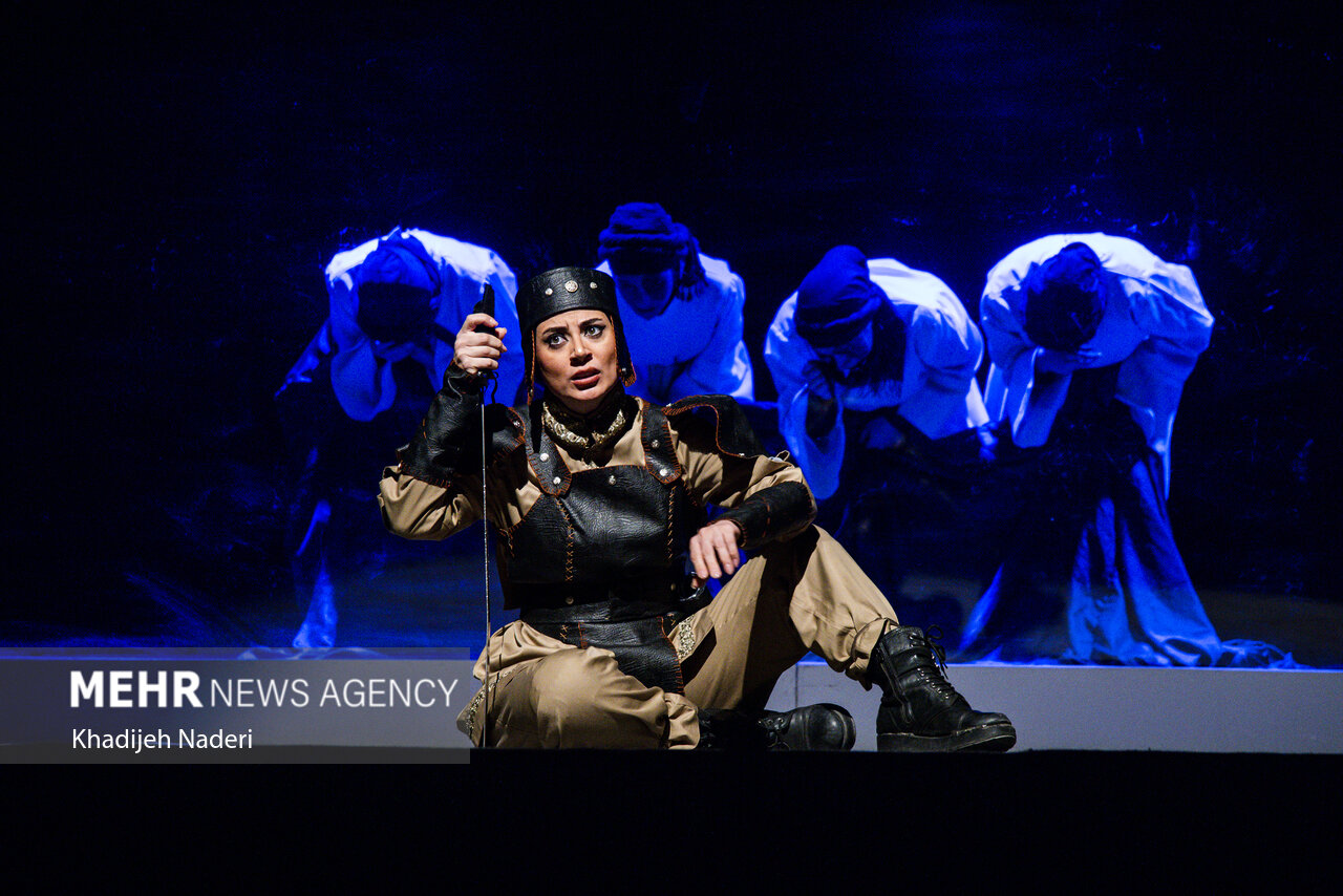 نقدها بر نمایش «یکتن»؛ تئاتری میان فلسفه، زنانگی و هویت ملی