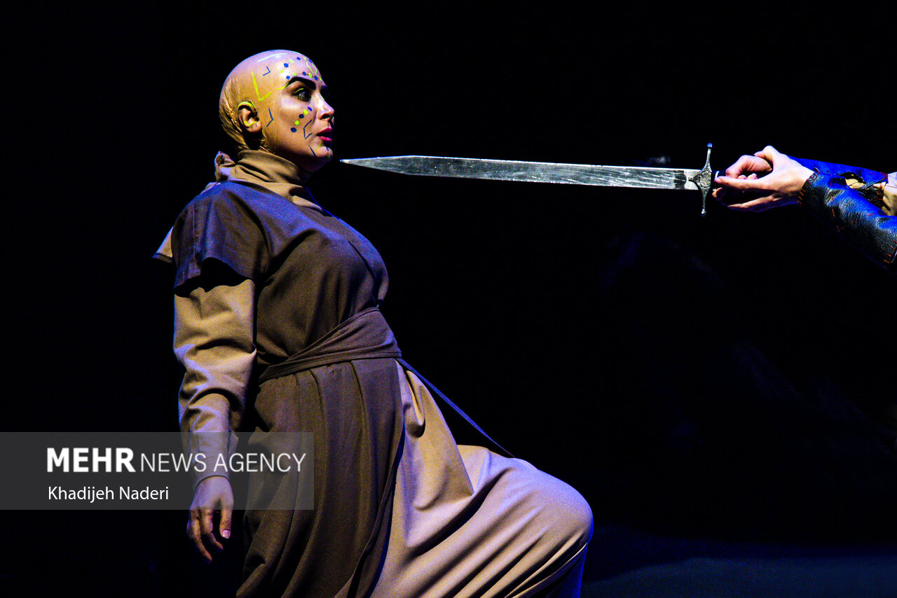 نقدها بر نمایش «یکتن»؛ تئاتری میان فلسفه، زنانگی و هویت ملی