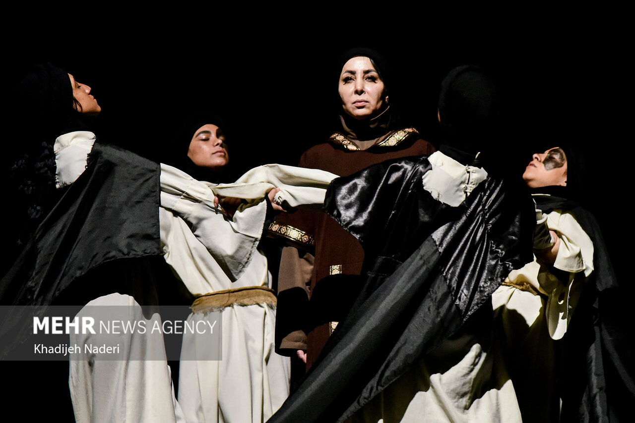 نقدها بر نمایش «یکتن»؛ تئاتری میان فلسفه، زنانگی و هویت ملی