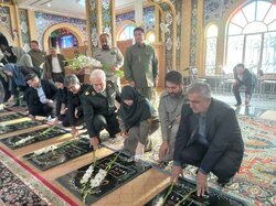 ادای احترام شینا انصاری به ۳ هزار شهید سمنان در گلزار شهدای گرمسار