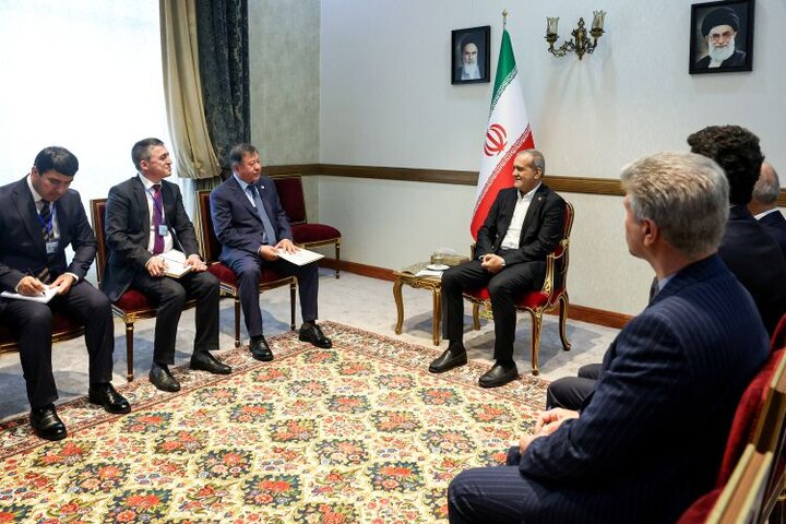 Pezeshkian proposes common currency to boost regional coop.