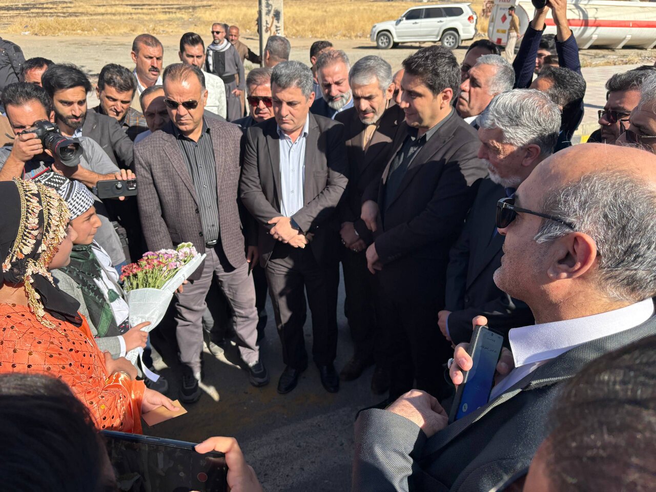 وزیر فرهنگ و ارشاد اسلامی با خانواده شهید سجادی در مریوان دیدار کرد