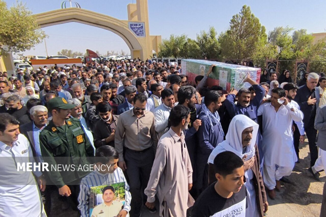 مراسم خاکسپاری شهید محمدعلی پیواسته در نیمروز برگزار شد مراسم خاکسپاری شهید محمدعلی پیواسته در نیمروز برگزار شد