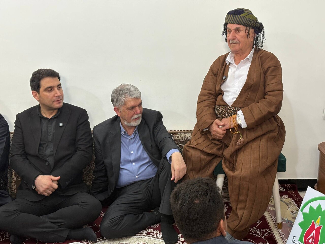 وەزیری فەرهەنگی ئێران ڕێزی لە  عوسمان هەورامی گرت