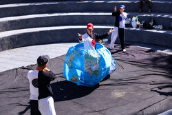 اجرای نمایش پاپیون قرمز در جشنواره بین‌المللی تئاتر خیابانی مریوان