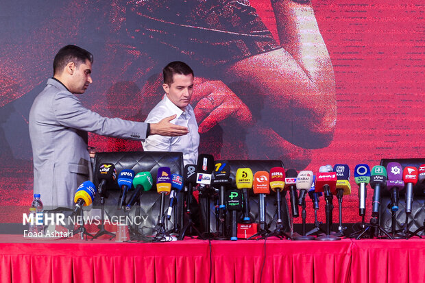 حضور اوسمار ویه را سرمربی  و پیمان حدادی مدیر عامل باشگاه پرسپولیس در مراسم معارفه و امضای قراردادسرمربی جدید پرسپولیس